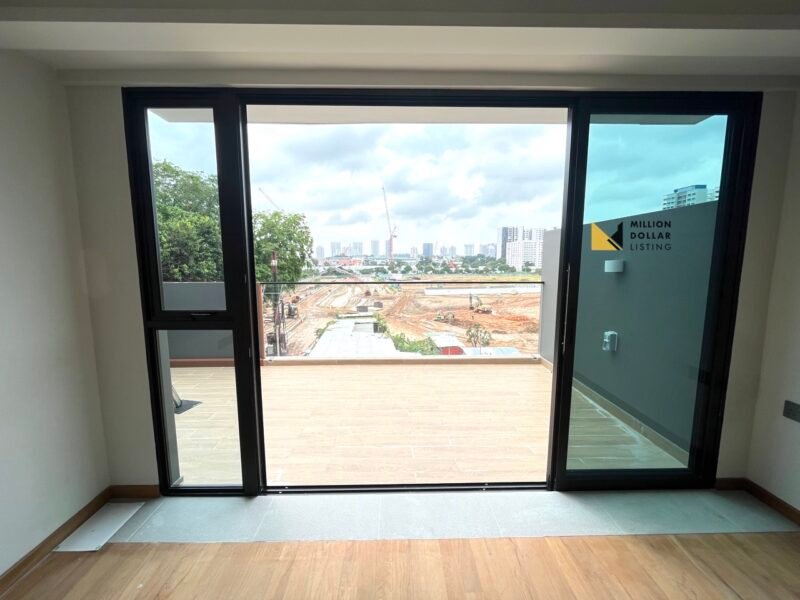 129 Hemmant - bedroom and balcony
